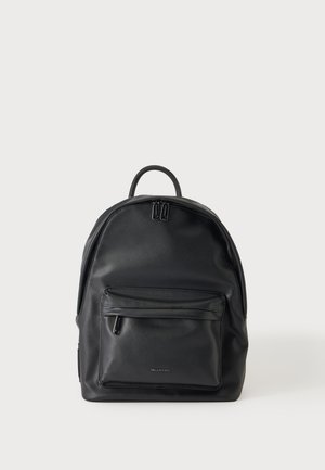 Sac à dos Valentino en cuir noir avec poche zippée avant, fermeture double zip et poignée de dessus sur un fond clair uni.