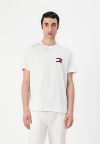 Tommy Jeans FLAG GRAPH - Apdrukāts T-krekls - ecru