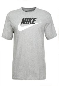 Šedé tričko s krátkým rukávem Nike s černým logem "NIKE" a bílým swoosh na hrudi, na jednoduchém pozadí.