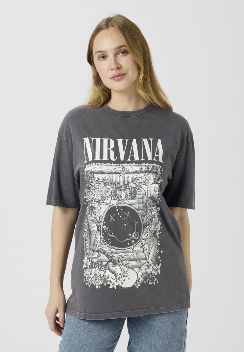 Grå oversized T-skjorte med stort hvitt Nirvana-grafikk, som viser et smilende ansikt omgitt av forskjellige detaljerte elementer.