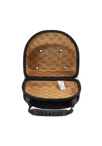 Fekete, kemény héjú tok cipzárral, párnázott belső térrel, barna logó mintázattal és formázott műanyag fogantyúval.