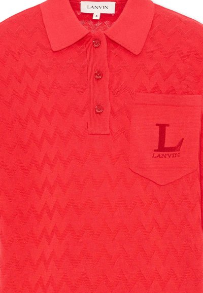 Rød strikket poloshirt med zigzag-mønster, tre knapper, krave og en lomme med en mørkerød "L Lanvin"-logo.