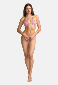 Roze gehaakte bikini met een gestructureerd patroon, halternek-top en minimalistische onderkant. Bevat dunne bandjes en een aansluitend ontwerp.