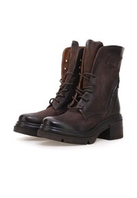 Brune læder ankelstøvler med tekstureret finish, snørebånd i front, rund tå og kraftig blokhælk. Har metaløskner og syningsdetaljer.