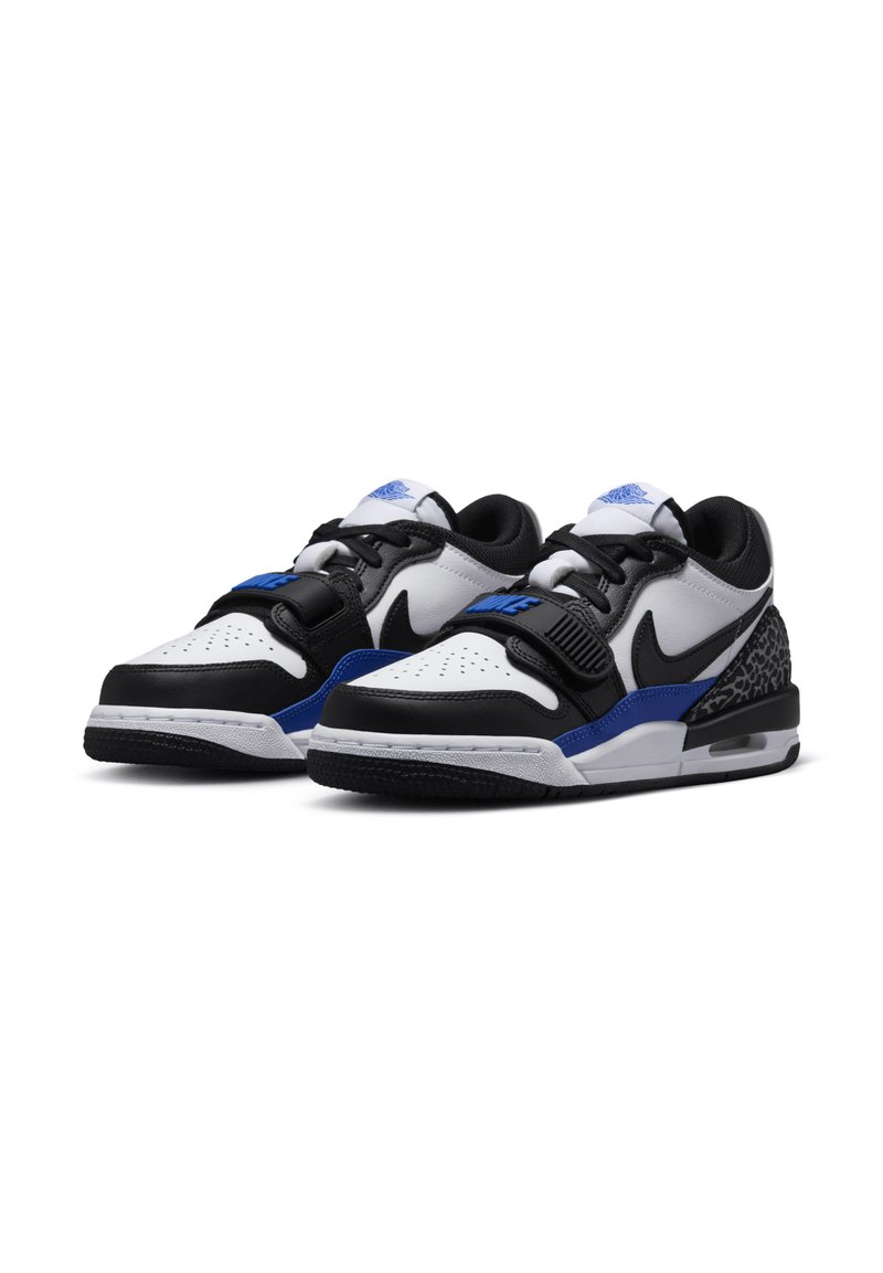Sneakers Nike w kolorystyce biało-czarno-niebieskiej. Wykonane z materiału skórzanego, z perforowanym czubkiem, wyściełanym kołnierzem oraz widoczną jednostką Air w podeszwie.