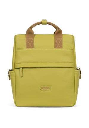 Zaino strutturato verde realizzato in materiale liscio, con due manici superiori, una tasca frontale con cerniera e una piccola placca logo in oro.