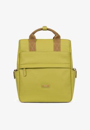 Sac à dos structuré vert en matériau lisse avec deux poignées supérieures, une poche zippée à l'avant et une petite plaque logo dorée.