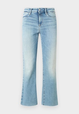 Svetlomodré riflové nohavice s rozšíreným strihom, s vyblednutým efektom a viditeľným prešívaním. Obsahujú zapínanie na gombík a zips.