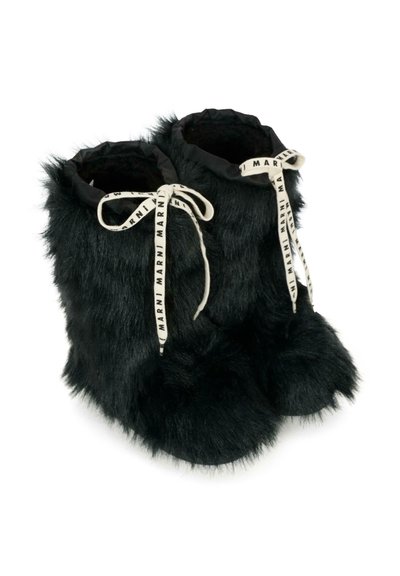 Bottes en fausse fourrure noire avec une finition texturée, bout rond et cordon ajustable avec ruban logo en haut.