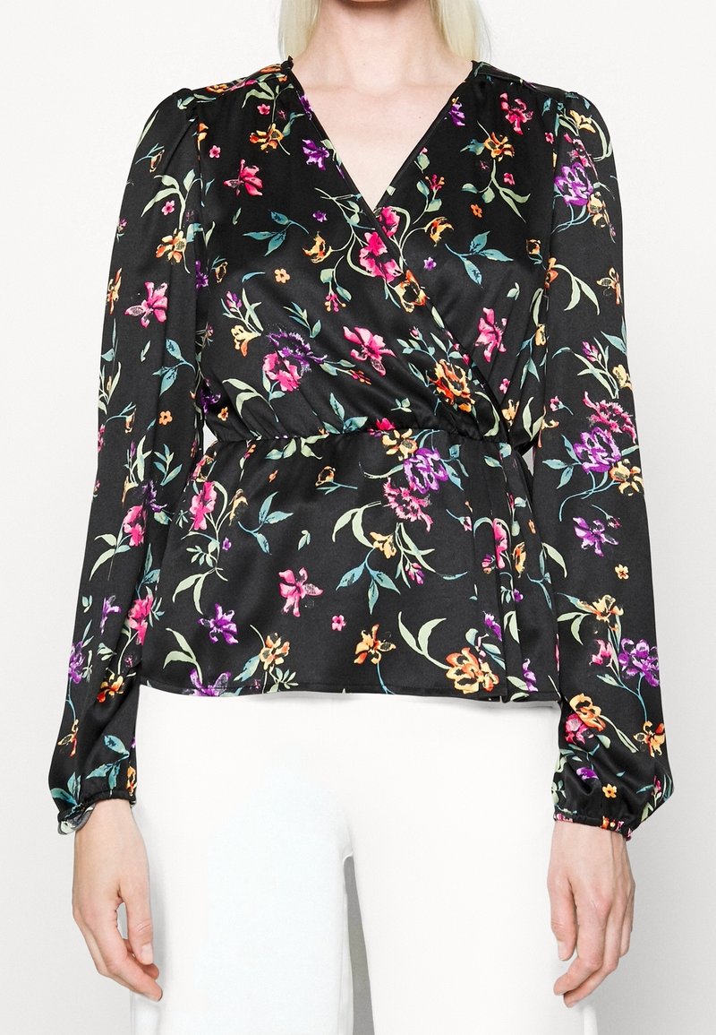 Svart blommig omslagsblus med färgglada blommor, långa puffärmar, en smockad midja och mjuk satintextur.