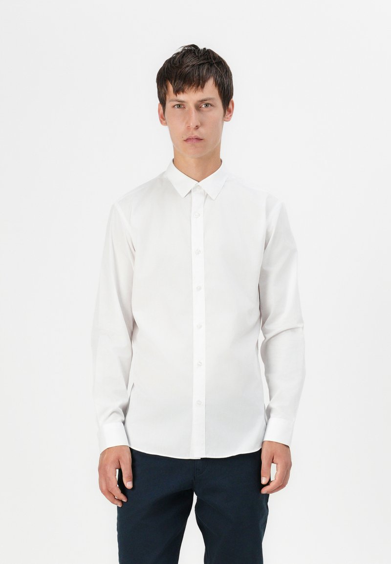 Wit overhemd met lange mouwen, gemaakt van lichte stof, met een klassieke kraag, knoopsluiting en een slim fit ontwerp.