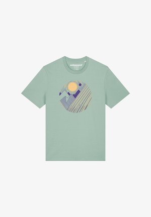 Mintgrünes T-Shirt mit kurzen Ärmeln, das ein kreisförmiges Grafikdesign in Lila und Gelb zeigt, das Berge und eine Sonne darstellt, vor einem einfarbigen Hintergrund.
