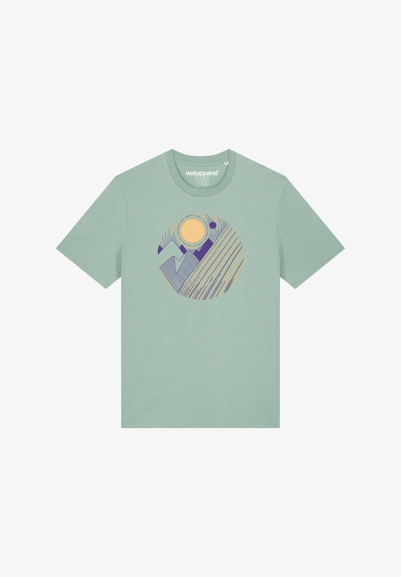 Mintgroene t-shirt met korte mouwen, voorzien van een cirkelvormige grafiek in paars en geel die bergen en een zon afbeeldt, tegen een effen achtergrond.