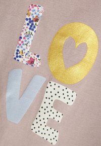 Diseño gráfico con la palabra "AMOR" en letras de colores: 'A' con patrón floral, 'M' dorada con un recorte en forma de corazón, 'O' azul claro, y 'R' con lunares.