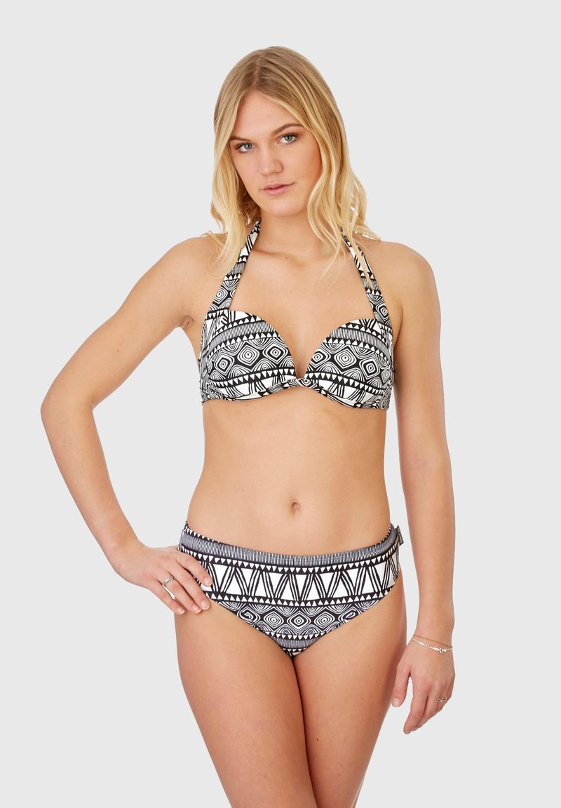 Bikini noir et blanc à motifs avec un design à col halter. Le haut présente des bonnets moulés, tandis que le bas possède une large bande et des accents géométriques.