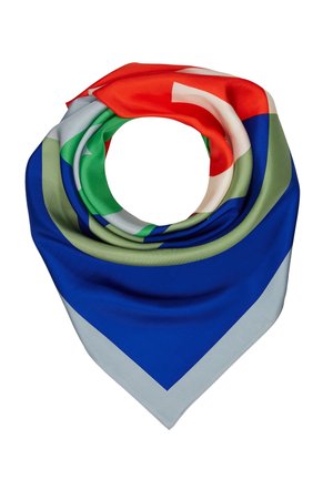 Zijden sjaal opgevouwen in een cirkelvorm met kleurvlakken in rood, groen, blauw, lichtgrijs en wit op een witte achtergrond.
