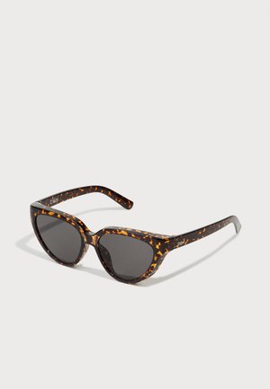 Schildpatt-Katzenaugen-Sonnenbrille mit dunklen Gläsern, die eine glänzende Oberfläche und eine eckige Form aufweist, verziert mit orangefarbenen Sprenkeln im Rahmen.