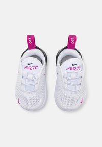 Nike Air Max 270 tossud valgest võrgusilma materjalist mustade detailidega. Omab lillat brändingut ja kandeloope. Ümar nina ja pehmendusega tald.