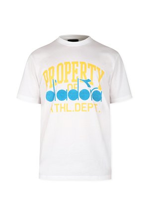 T-shirt in cotone bianco con un design grafico testuale giallo e blu che recita "PROPRIETÀ di" e "DEPT. ATLETICA" in caratteri in grassetto.
