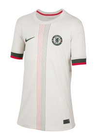 Das Trikot des Chelsea Football Club ist weiß mit grünen und roten Akzenten, hat einen runden Ausschnitt, kurze Ärmel und vertikale Streifen. Enthält das Vereinslogo.
