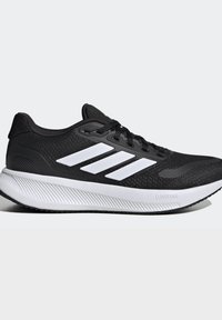 Chaussure de course Adidas noire avec des bandes blanches et une semelle épaisse blanche Cloudfoam, vue de côté sur un fond uni.