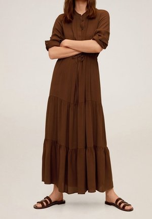 Robe maxi marron à volants avec manches courtes, devant boutonné et ceinture à la taille. Tissu fluide et coupe décontractée.