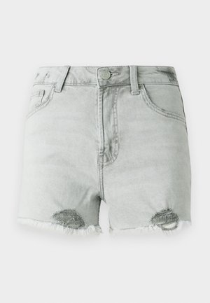 Svijetlosivi traper šortsevi s visokim strukom, s detaljima trošenja i ispucanim rubovima, te s dva prednja džepa. Tkanina izgleda mekano i istrošeno.