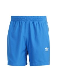 Pantaloni sportivi blu con vita elastica, realizzati in tessuto morbido. Presentano il logo bianco Adidas e tre strisce verticali sui lati.
