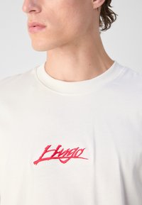 HUGO Μπλουζάκι με στάμπα - natural