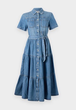 Denim jurk met een kraaghalslijn, korte mouwen, twee voorzakken, knoopsluiting aan de voorkant, tailleband en een gelaagd rokontwerp in het blauw.