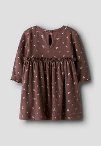 Robe bébé à manches longues côtelée marron avec petits imprimés floraux roses, taille à volants et ouverture boutonnée en forme de goutte d'eau au dos du col.