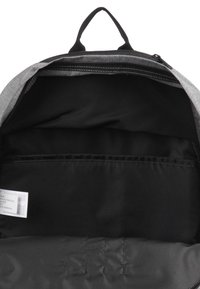 Grauer Stoff-Rucksack mit einem schwarzen Innenfutter, ausgestattet mit einem Reißverschlussfach und einem Etikett ganz unten. Glatte Textur.