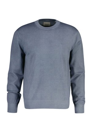 Pull bleu clair à col rond et manches longues, avec poignets et bas côtelés, arborant un logo discret de la marque sur la poitrine gauche.