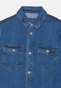 Camicia di denim con colletto classico, chiusura con bottoni, tessuto blu, due tasche sul petto con bottoni a pressione e dettagli di cucitura a contrasto.