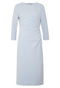 Ljusblå knälång klänning i mjukt tyg med rund halsringning, trekvartslånga ärmar och rynkad detalj på sidan.