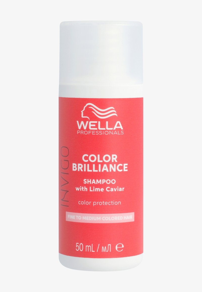 Wella Color Brilliance schampo i en 50 ml flaska. Har en röd etikett med vit text och ett vitt lock. Designad för fär skydd.
