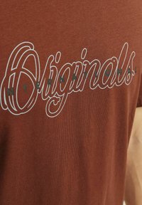 Jack & Jones GEDRUCKT RUNDHALS - Print T-shirt - brown