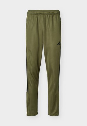 Pantaloni sportivi verde oliva con elastico in vita, strisce nere laterali, tasche con cerniera e piccolo logo nero sulla coscia destra.