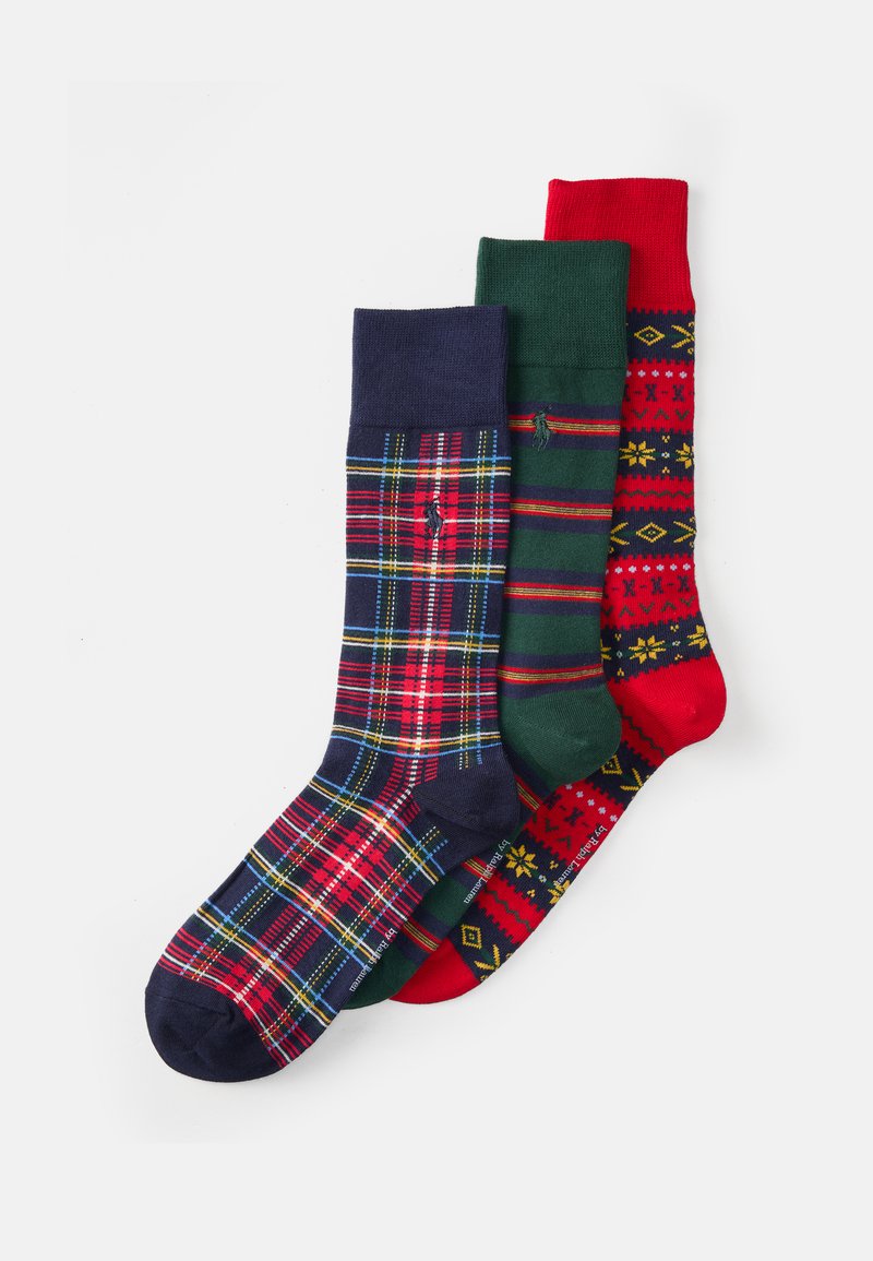 Tri par socka: jedan s kariranim uzorkom u crvenoj i mornarskoj plavoj boji, jedan u jednobojnoj zelenoj boji, i crveni par s geometrijskim uzorcima. Svi su srednje visine do lista.