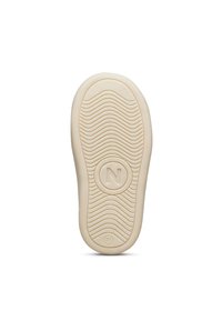 Suela de zapato, material de goma, color crema, texturizada con un patrón ondulado, presenta un logo circular con "N" y un detalle en relieve de "21".