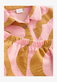 Atlasīts, pink ochre yellow