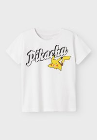 Camiseta de algodón blanca con el texto "Pikachu" en negro y un gráfico colorido de Pikachu. Mangas cortas y diseño clásico de cuello redondo.