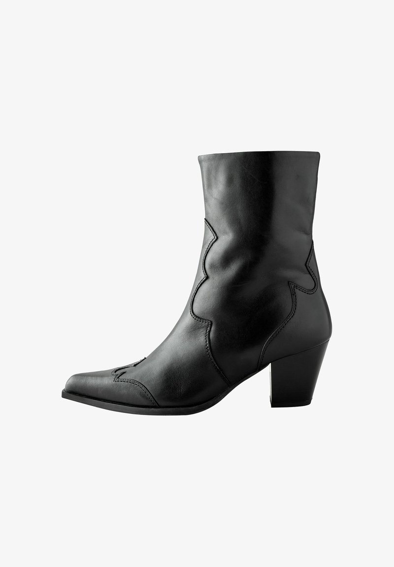 Must musta üle ankle boot keskmise kõrgusega plokknähtisega ja dekoratiivse kõverate õmblustega külgedel ja ees.