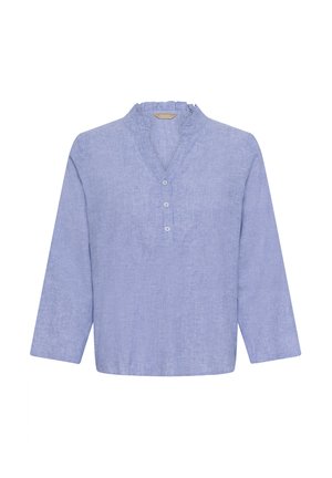 Bluza albastru deschis cu mâneci lungi, guler cu volane, decolteu în V și trei nasturi albi în față.