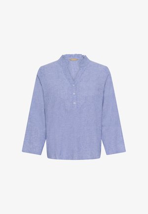 Lichtblauwe blouse met lange mouwen, ruches aan de kraag, V-hals en drie witte knopen aan de voorkant.