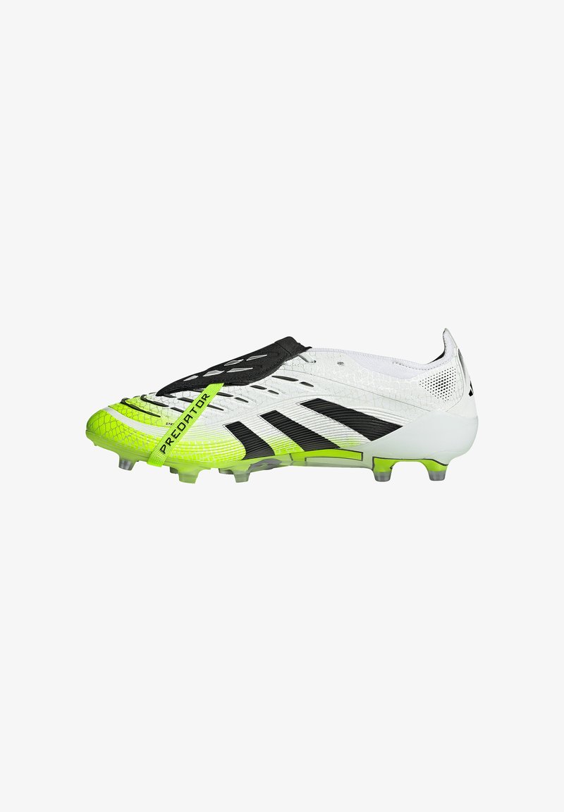 Chuteira de futebol com um cabedal branco, detalhes em preto e toques de verde néon. Apresenta uma superfície texturizada e cravos moldados para tração.