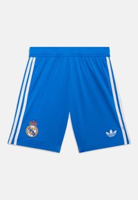 Modré atletické šortky s bielym trojprúžkovým dizajnom, s vyšitým erbom Real Madrid a logom Adidas v dolnej časti.