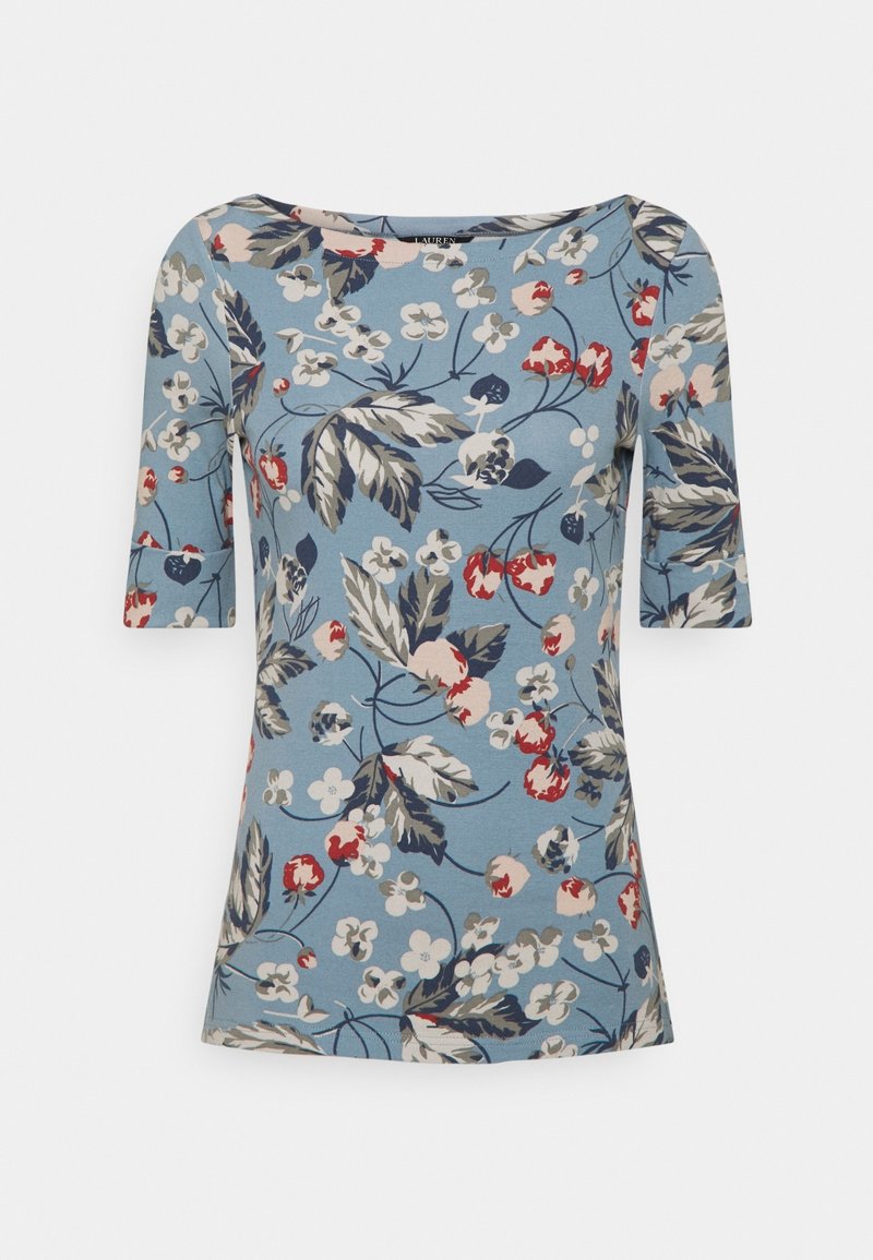 T-shirt floreale in azzurro chiaro, con maniche corte, scollatura tonda e un motivo di fiori rossi, bianchi e verdi con foglie.