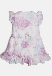 Kwiatowa sukienka w białym kolorze z różowymi i niebieskimi wzorami hortensji, z falbaniastymi rękawami i warstwowym dołem z falbanami. Zamek błyskawiczny z tyłu.