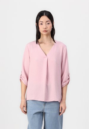 Lichtroze, gestructureerde blouse met een V-hals en driekwartmouwen. De mouwen zijn opgerold en hebben knoopdetails. Casual pasvorm.